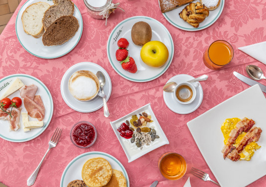 HERZLICH WILLKOMMEN IN UNSEREM HOTEL  ***